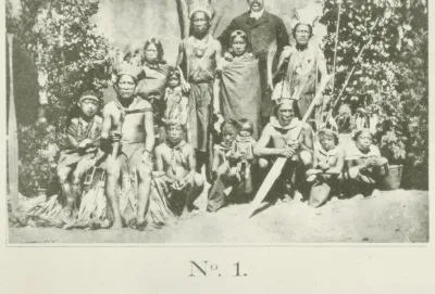 Groepsportret van Surinaamse Arowakken en Caraïben, en een Europese man, op de Koloniale Tentoonstelling, Amsterdam 1883
