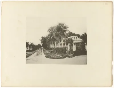 Grote Combéweg met het Logeergebouw, Paramaribo