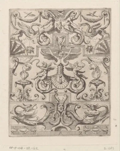 Grotesk ornament met twee hoornblazende engelen in het midden