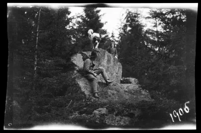 Guido ja Blenda Simberg sekä Sarto Niemenlautan metsässä