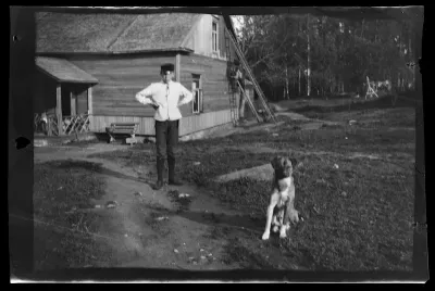 Guido Simberg ja Balu, taustalla Vaaleanpunainen huvila