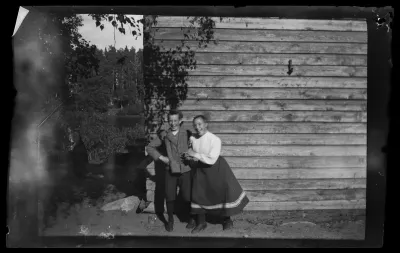 Guido Simberg ja Olga Gadd, taustalla Keltainen huvila