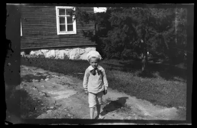 Guido Simberg, taustalla Keltainen huvila