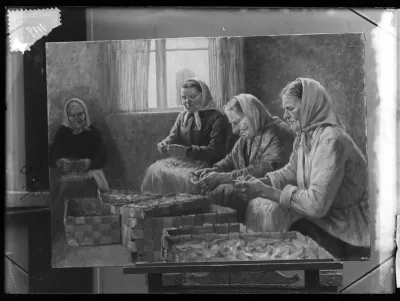 Hanna Rönnberg: "Eukkoja höyheniä riipimässä" vuodelta 1893
