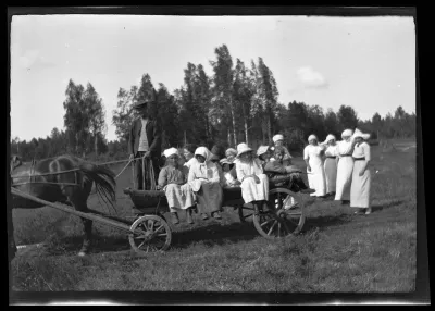 Heinänkorjuuväki ryhmäkuvassa