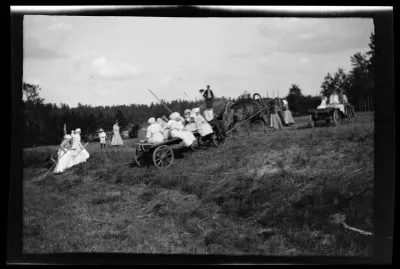 Heinänkorjuuväki saapumassa