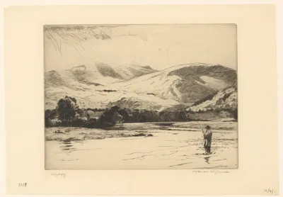 Heuvelachtig landschap met hengelaar staande in rivier Spey in Strathspey