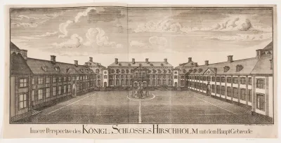 Hirschholm Slot, slotsgården mod hovedbygningen