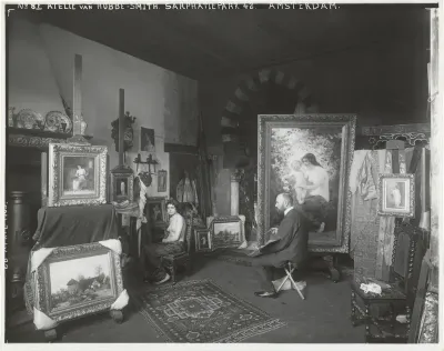 Hobbe Smith met een model in zijn atelier aan de Sarphatipark 42, Amsterdam