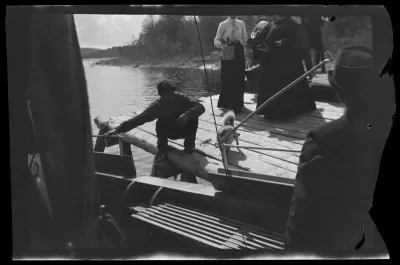 Hugo, Blenda ja Elsa Simberg Niemenlautan höyrylaivalaiturilla