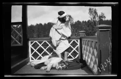 Hugo-sheikki ja Sarto Vaaleanpunaisen huvilan terassilla
