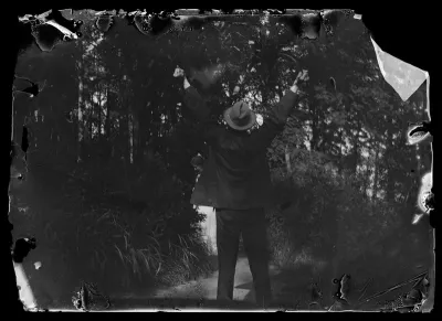 Hugo Simberg asentomallina Omenienpoimija-teoksen mallille