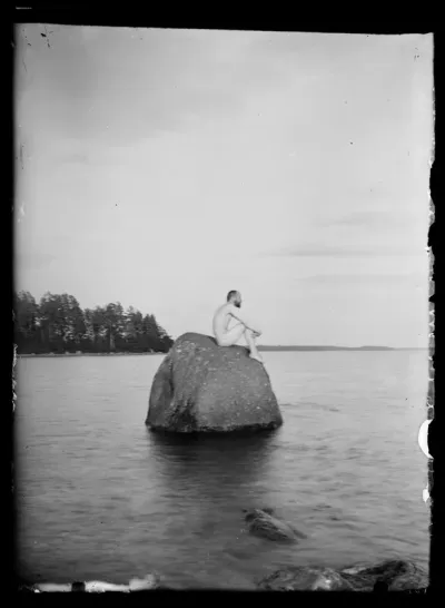 Hugo Simberg istuu kiven päällä, Essaari ja Suonionsaari taustalla