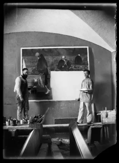 Hugo Simberg ja Johan Arvid Nurhonen tekeillä olevan Kuoleman puutarha -freskon vieressä