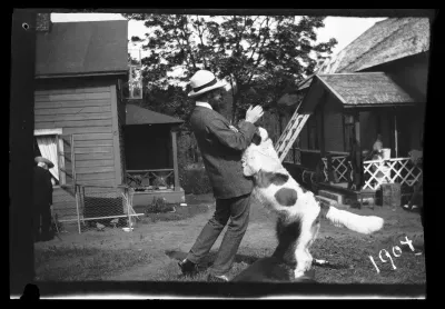 Hugo Simberg ja Sarto-koira Niemenlautassa