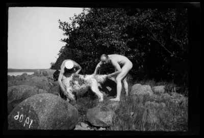 Hugo Simberg ja tuntematon mies pesevät Sartoa