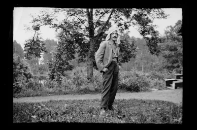 Hugo Simberg kaukasialaisessa päähineessään