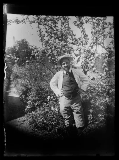 Hugo Simberg kukkivien omenapuiden äärellä Niemenlautassa