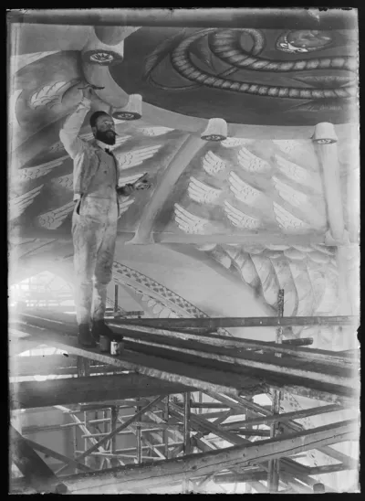 Hugo Simberg maalaa Tampereen Johanneksen kirkon kattoa