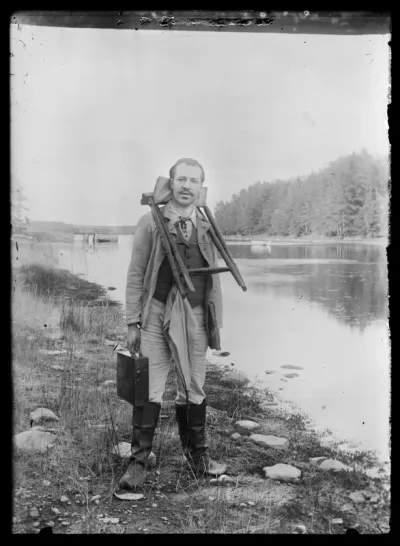 Hugo Simberg maalaustarvikkeineen Niemenlautassa