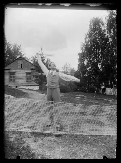 Hugo Simberg pelaa tennistä