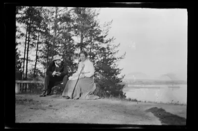 Hugo Simberg piirtää kuvaa Elsa Simbergistä