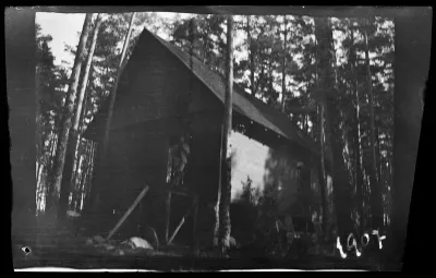 Hugo Simberg rakenteilla olevan ateljeensa ovella Niemenlautassa