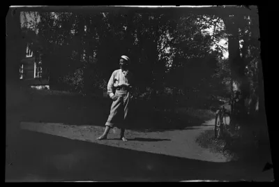 Hugo Simberg, taustalla Keltainen huvila