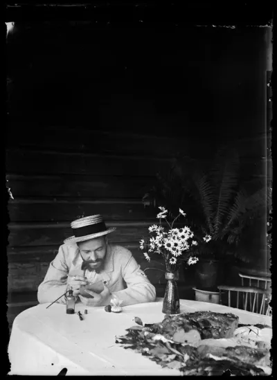 Hugo Simberg uurtaa kuvaa sinkkilevylle syntymäpäivänään