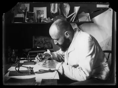Hugo Simberg valmistelee köynnöksenkantajapojista vahamalleja