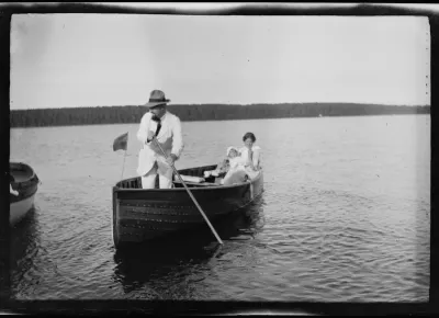 Hugo Simberg vesillä Tom-poikansa ja Anni-vaimonsa kanssa