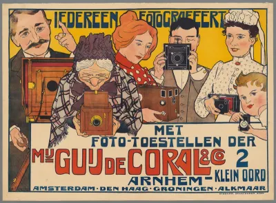 Iedereen fotografeert met fototoestellen der Mij. Guy de Coral & Co. Arnhem-Klein Oord