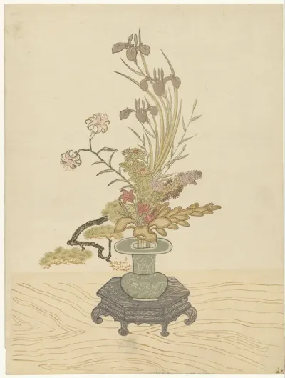 Ikebana bloemstuk in groene vaas