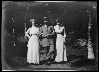 Impi Everett (o.s. Bremer), Hugo Simberg ja Eva Myntti (o.s. Bremer) Niementiellä