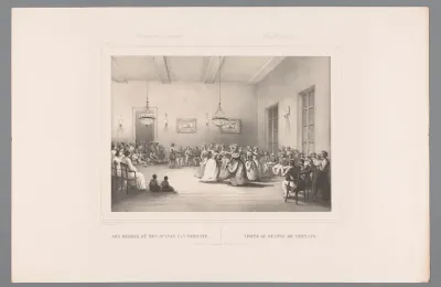 Interieur in Nederlands-Indië met dansende vrouwen, muzikanten en toeschouwers