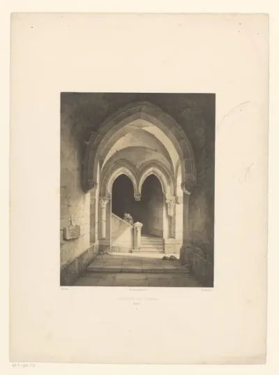Interieur van een klooster met twee monniken op de achtergrond
