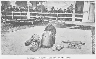 Johannes Kojo met trommels en korjalen op de Koloniale Tentoonstelling, Amsterdam 1883