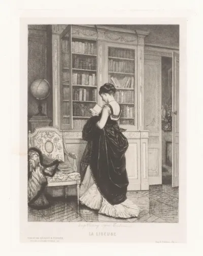 Jonge vrouw leest een boek, staand voor de boekenkast