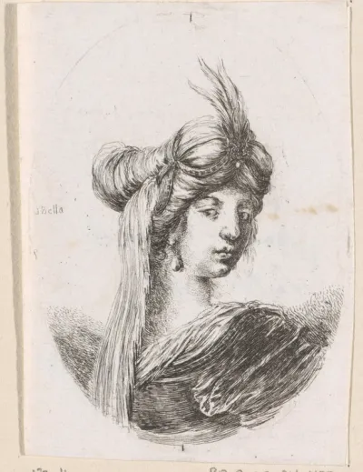 Jonge vrouw met tulband met pluim en afhangende voile, over haar schouder kijkend
