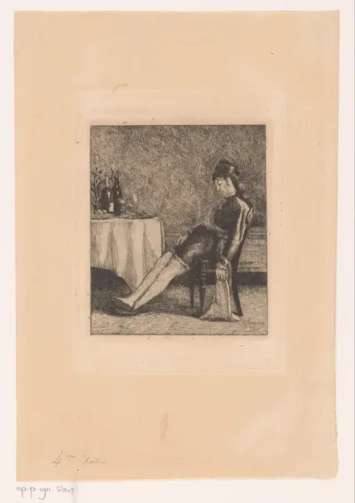 Jonge vrouw onderuitgezakt in een stoel aan een tafel met daarop de resten van het diner
