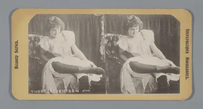 Jonge vrouw zittend in een fauteuil