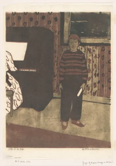 Jongen staand naast een piano