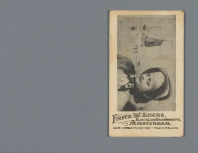 Jongen voor tegeltableau met zeescène, reclame voor Fritz W. Lucas, Electrische Luxe-Broodbakkerij