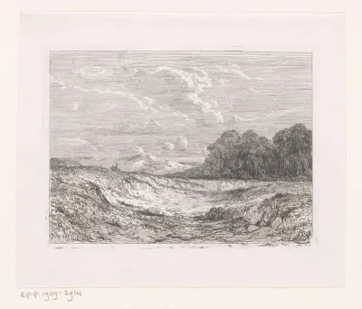 Kaal landschap met op de achtergrond heuvels en bebossing