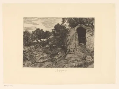 Kapelvormige ruïne met hek in rotsachtig landschap