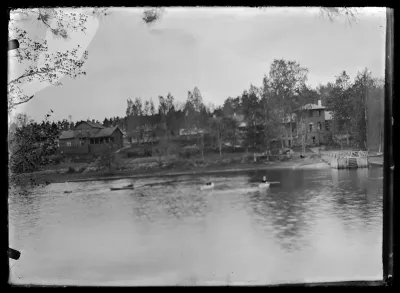 Keltainen ja valkoinen huvila, etualalla  Niemenlautan salmi