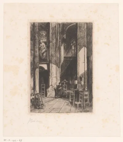 Kerkinterieur met een vrouw op een stoel