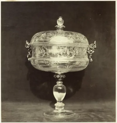 Kristallen gegraveerd glas op voet, uit het Louvre