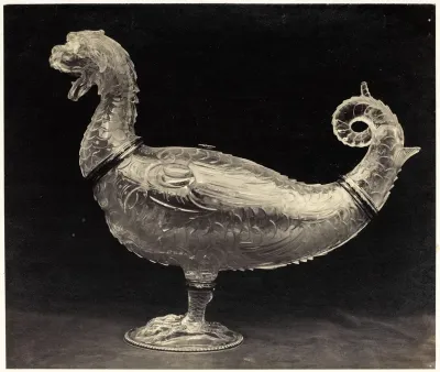 Kristallen kan in de vorm van een draak, uit het Louvre