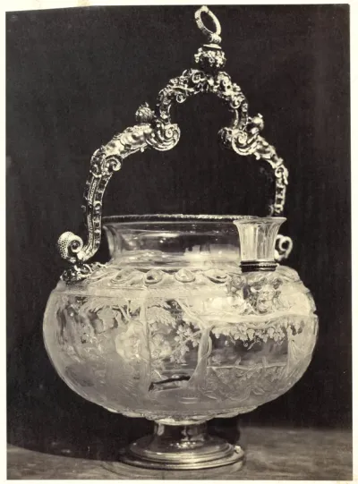 Kristallen vat met metalen handvat, uit het Louvre